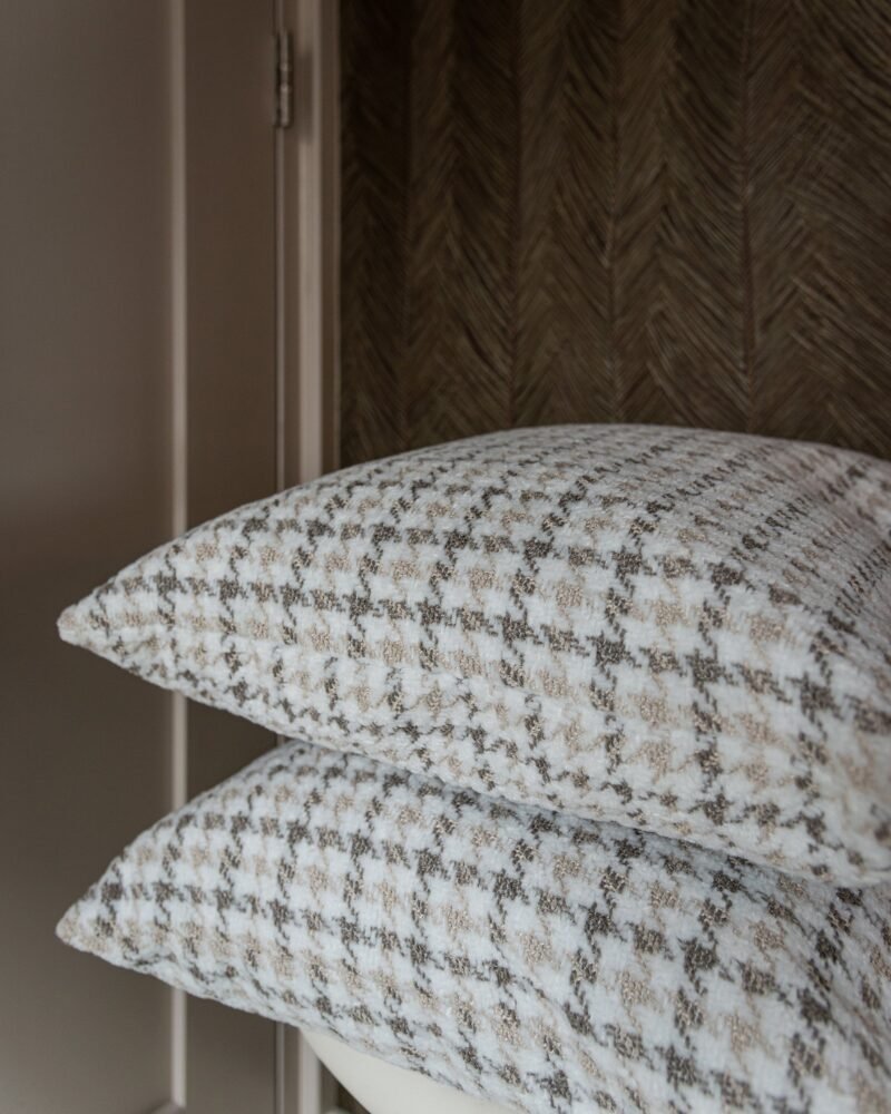-KU-0088 - Kussen Juno natural 50x50 (Peacock 01 nature)